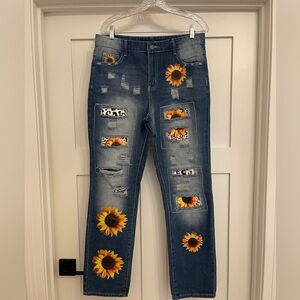Ripped women’s jeans, printed sunflower and leopard patch, mid rise. Sz L